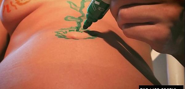  Nerdy artist draws on herself then masturbates with a big fat felt pen